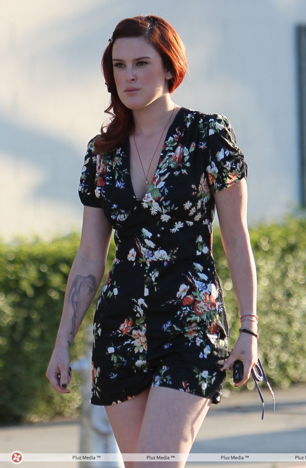 Rumer Willis exits Neil George Salon carrying a garment bag | Picture 111186